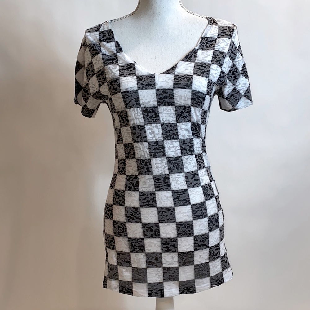 Black and white checkered v-neck long cotton tee